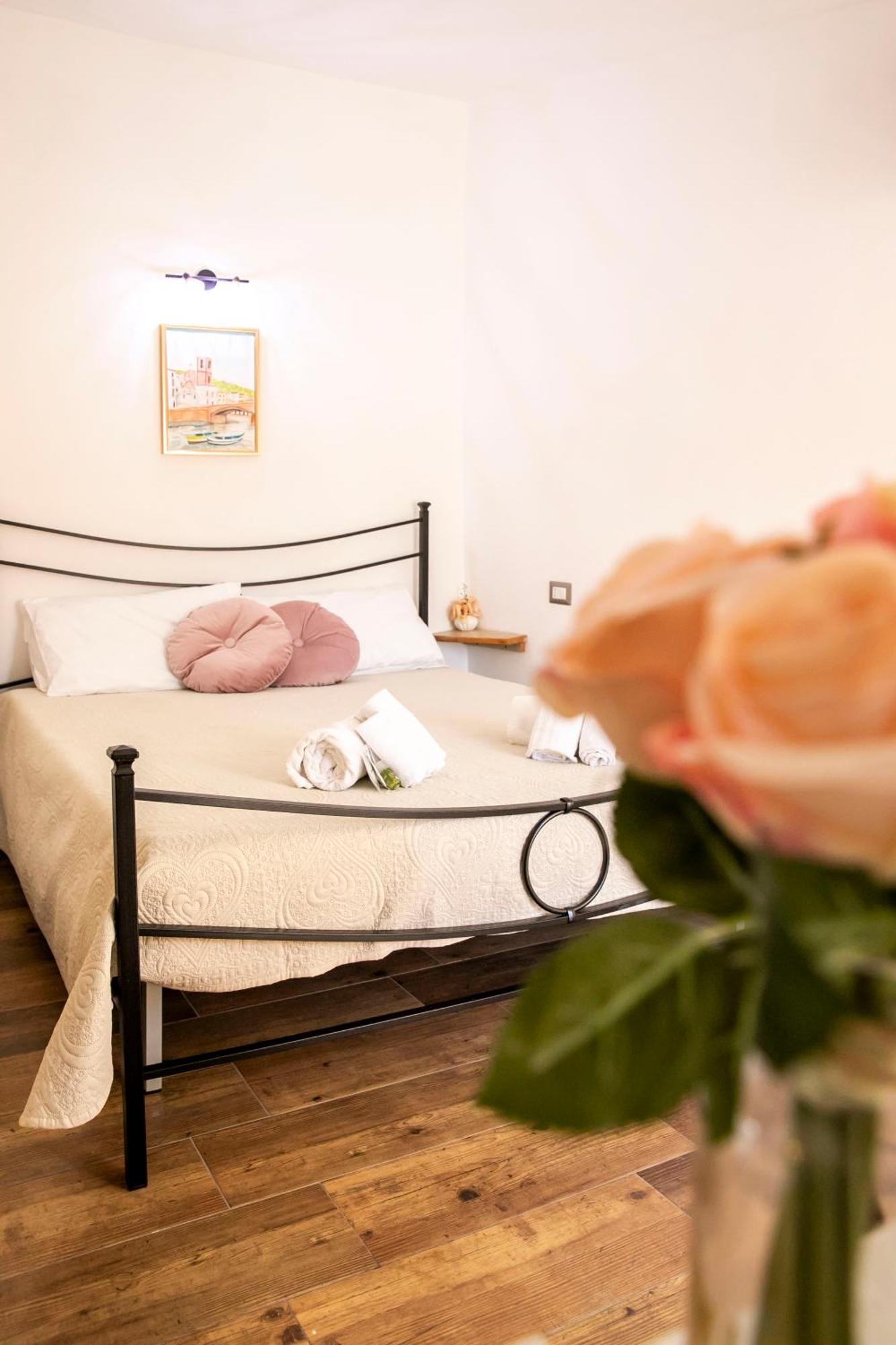 La Torre Del Pozzo Guest House Боса Экстерьер фото