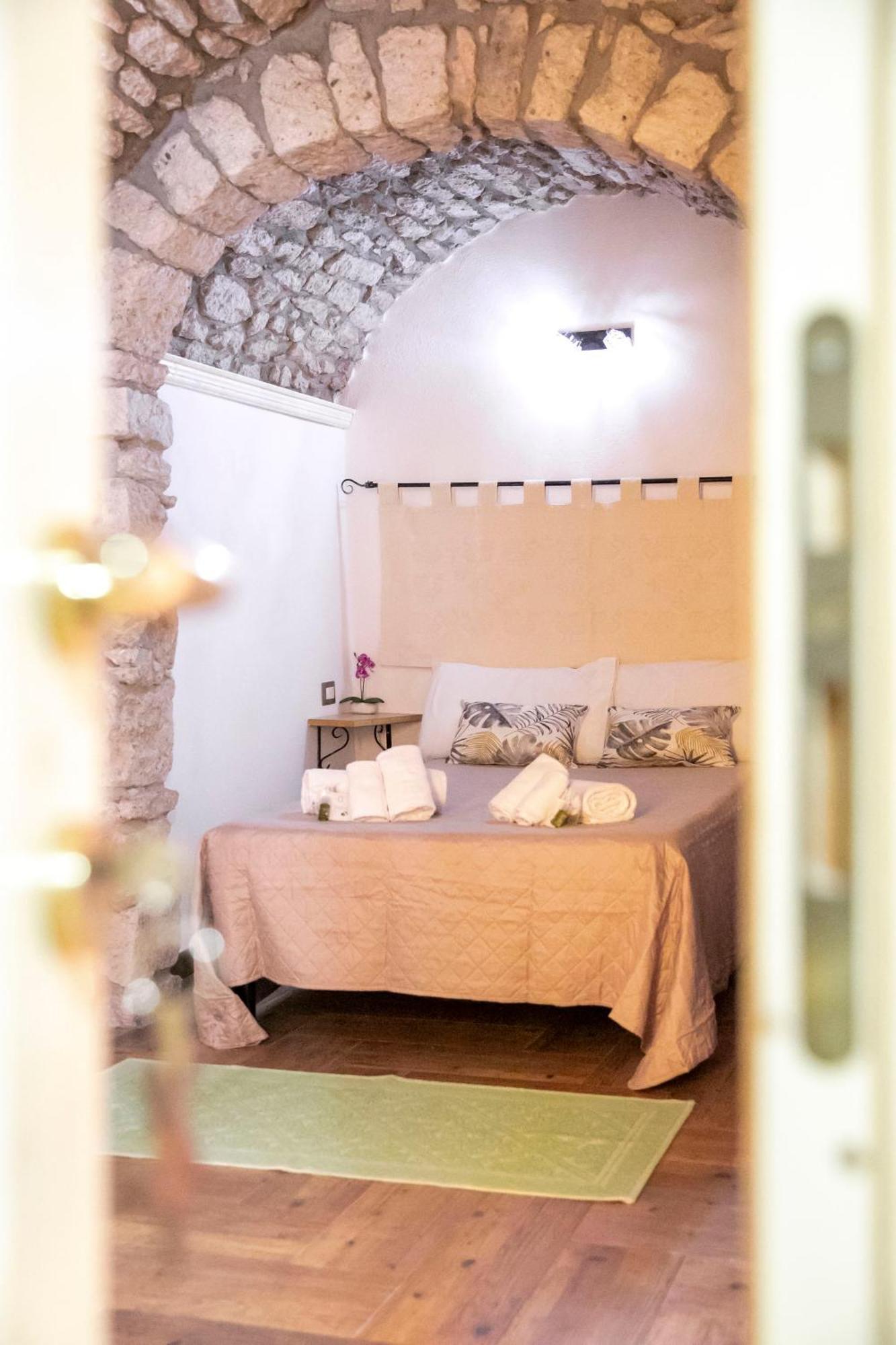 La Torre Del Pozzo Guest House Боса Экстерьер фото