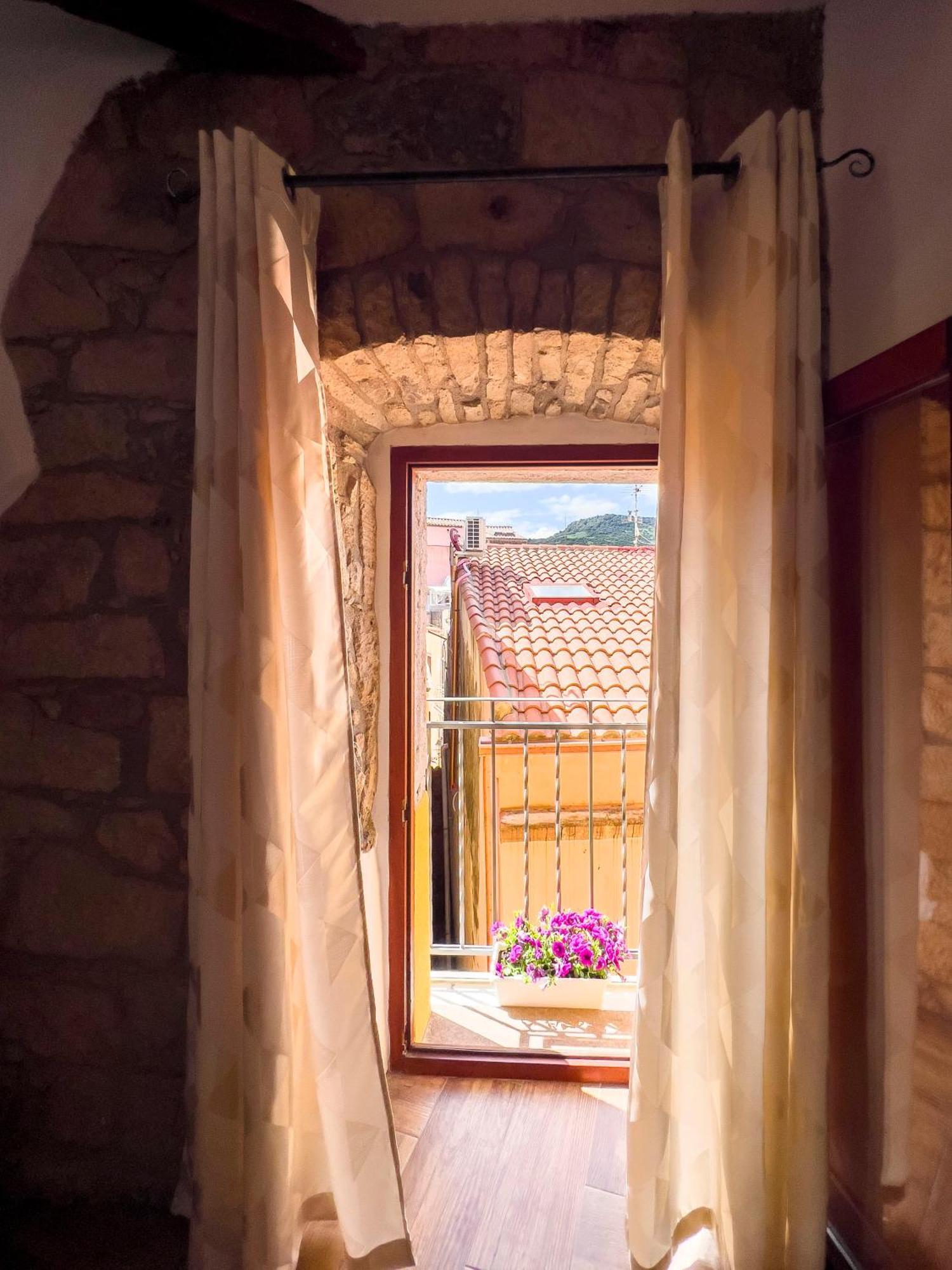 La Torre Del Pozzo Guest House Боса Экстерьер фото