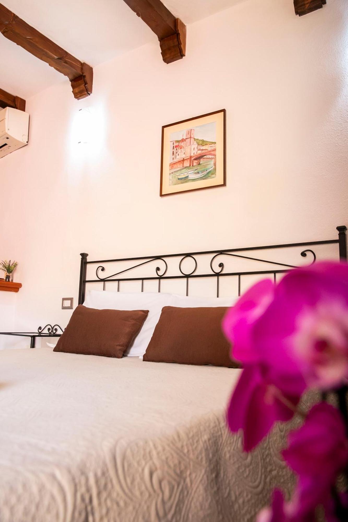 La Torre Del Pozzo Guest House Боса Экстерьер фото