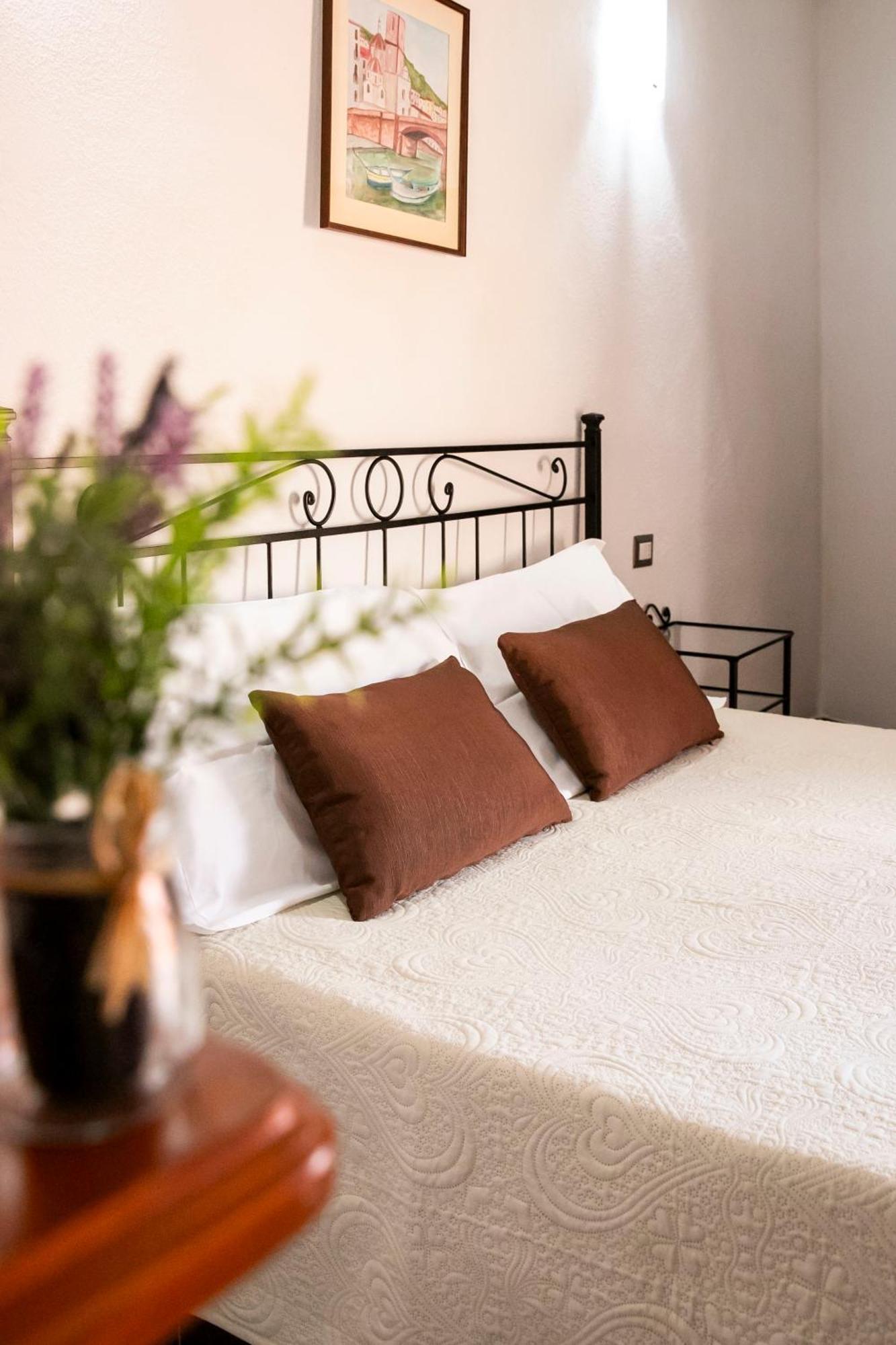 La Torre Del Pozzo Guest House Боса Экстерьер фото