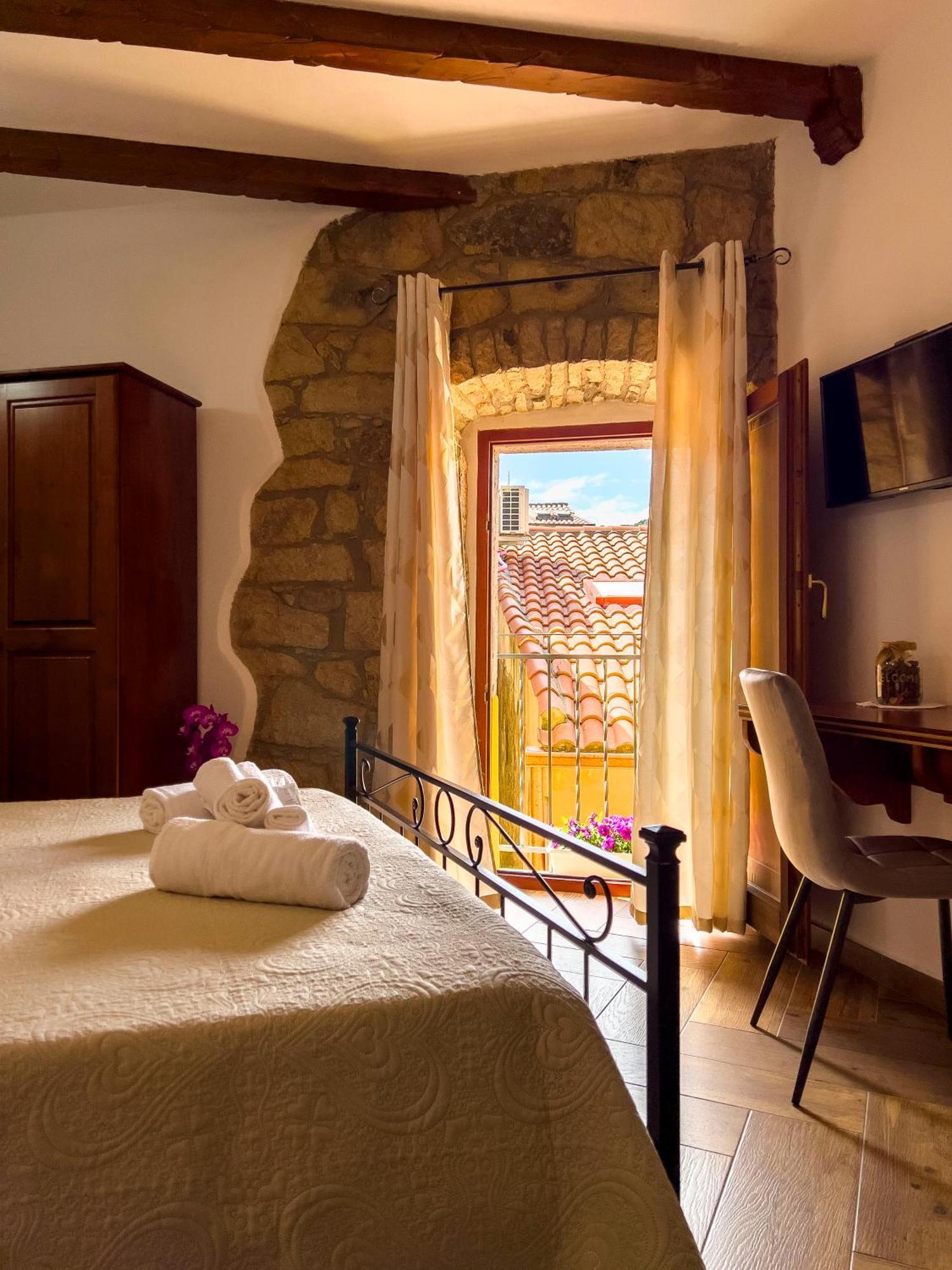 La Torre Del Pozzo Guest House Боса Экстерьер фото