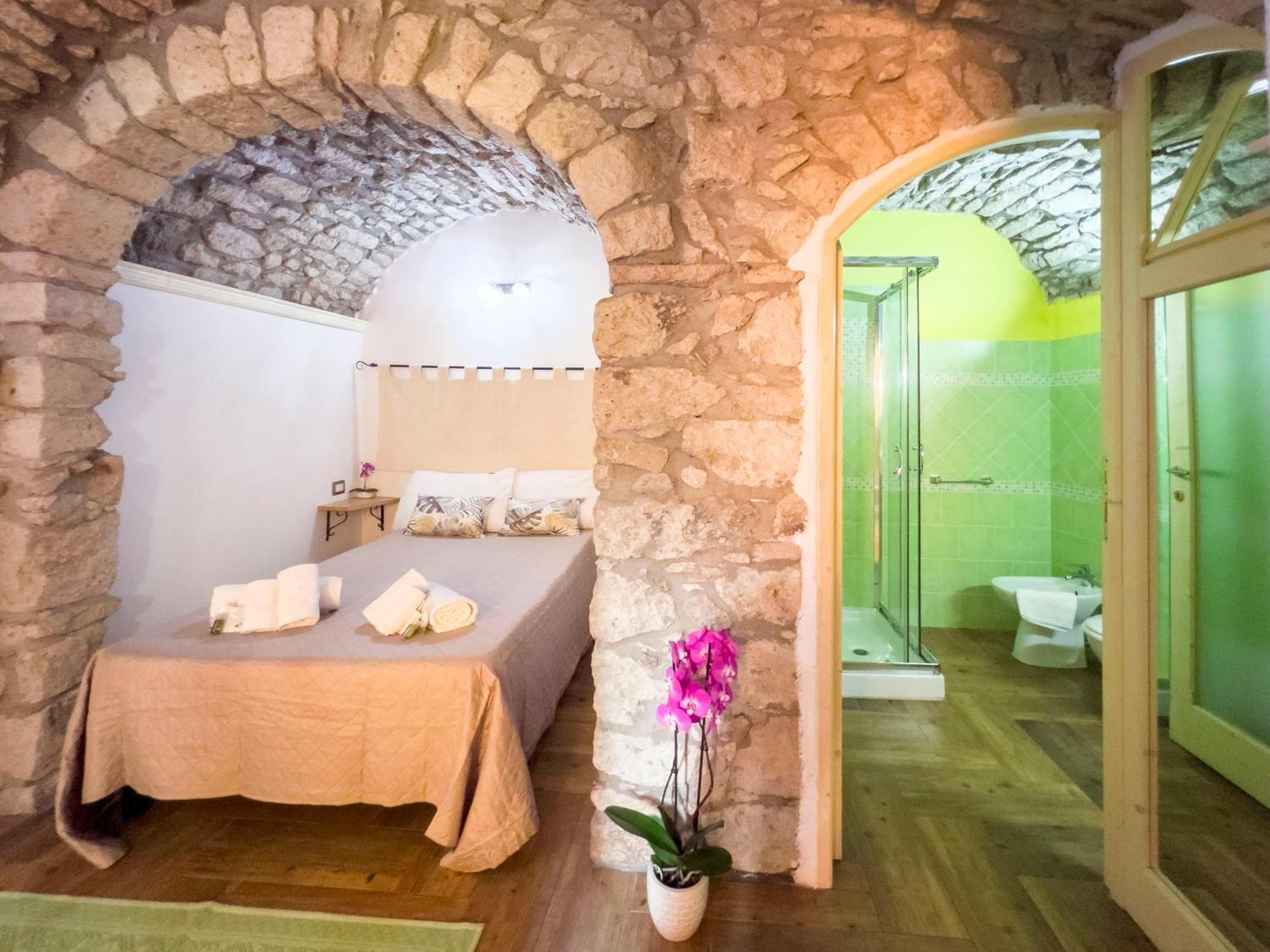 La Torre Del Pozzo Guest House Боса Экстерьер фото