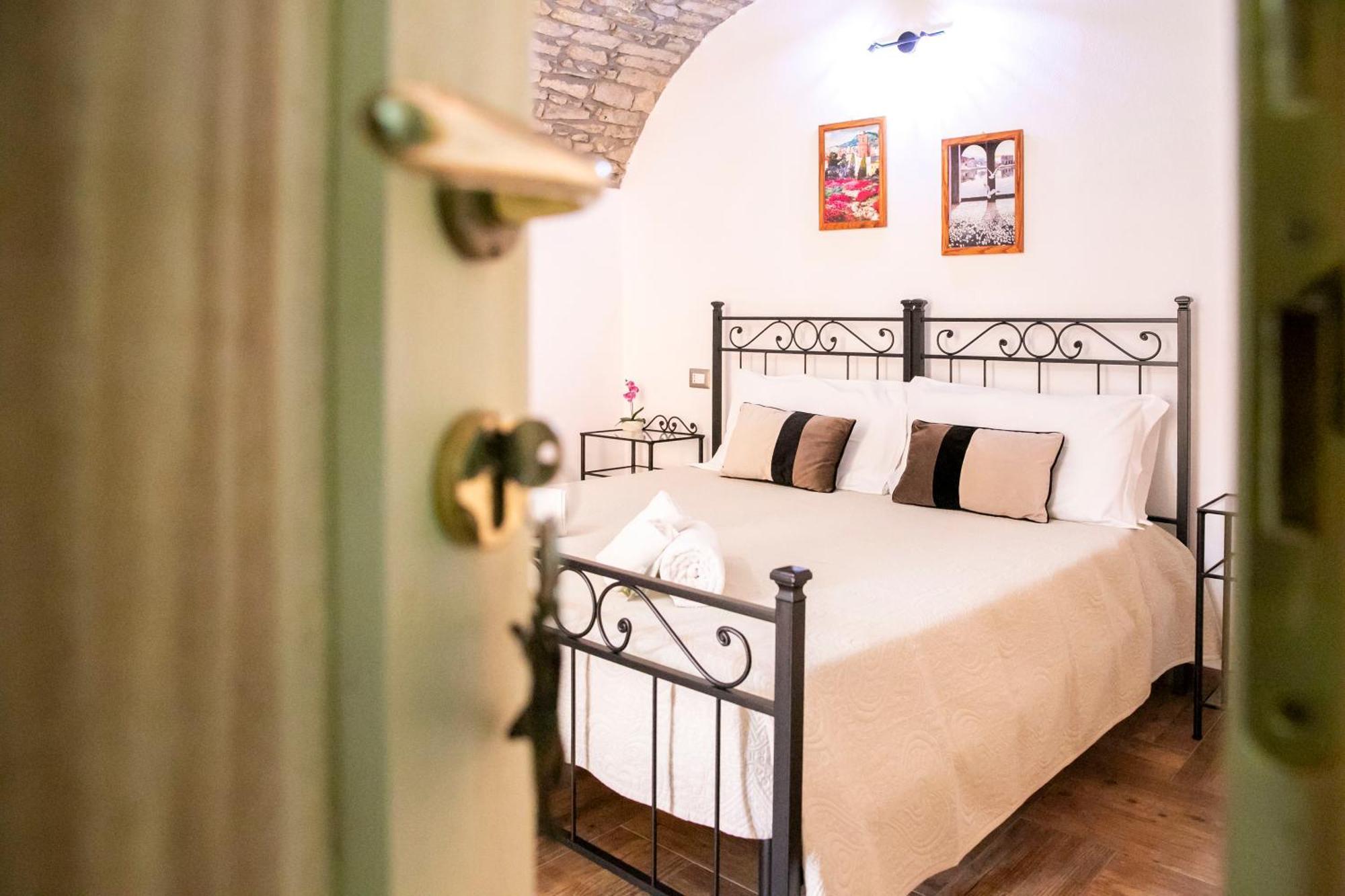 La Torre Del Pozzo Guest House Боса Экстерьер фото