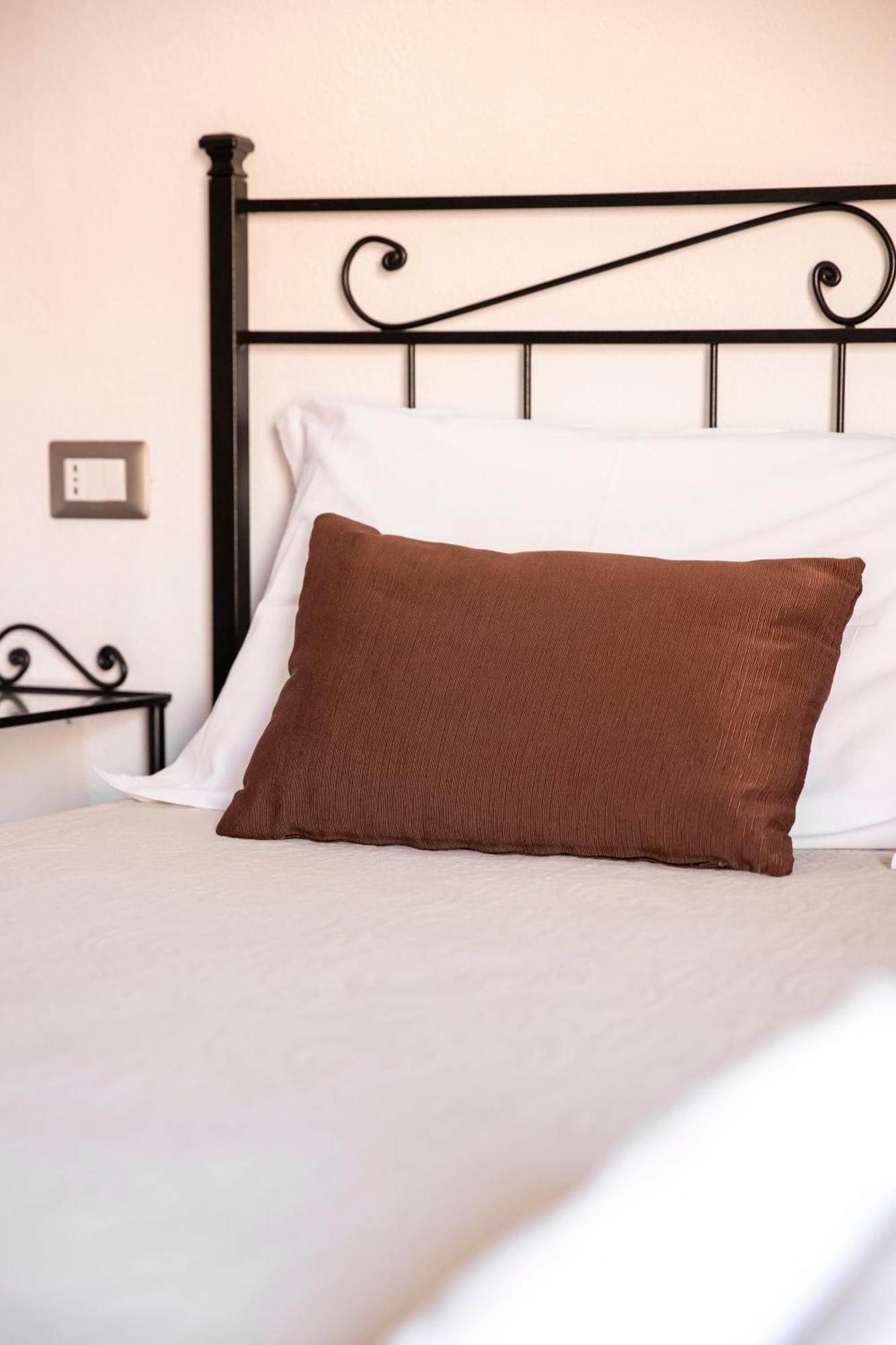 La Torre Del Pozzo Guest House Боса Экстерьер фото